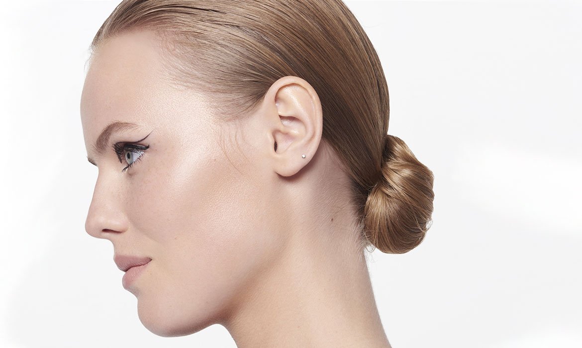 Entre tus ideas de moños fáciles y rápidos no podía faltar el moño de bailarina. Llévalo impecable con unas pulverizaciones de la laca Elnett de L’Oréal Paris.